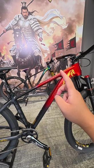两千块能上禧玛诺SLX+XT专业变速,仅此一台!
7100指拨清脆精准、一触即变!
8100后拨无感零延迟换挡,爬坡冲刺全程丝滑不卡顿!#西楚霸王项羽 #善骑自行车 #山地车推荐 #极具国风气息自行车