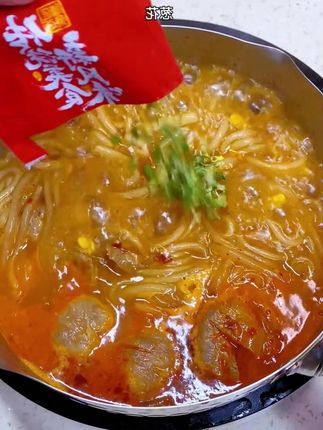 这下好了,再也不用纠结吃干粉还是湿粉了,邹三和把两种都做了,关键是还把价格打下来了,现在新品尝鲜价一提八包,你看才啥价?配料特别丰富,还自带脆爽的熊猫笋,一口下去又酸又麻又辣,真的太满足了!爱吃酸辣粉的朋友趁划算赶紧去囤两提。#熊猫笋酸辣粉 #酸辣粉 #酸辣粉推荐 #酸辣粉速食 #鲜湿粉