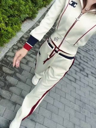 笑着拒绝别人的安慰,转身却红了眼眶,成年人的脆弱不敢声张。#休闲套装