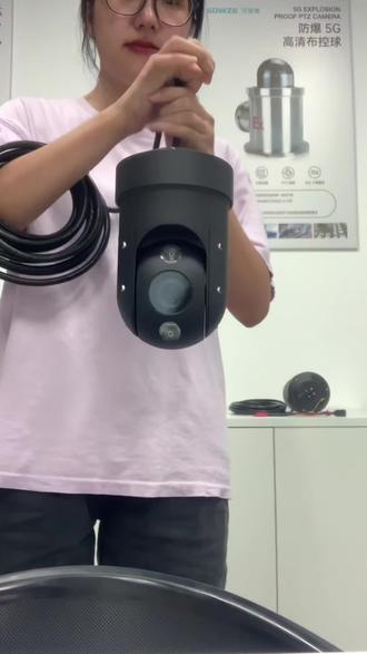 网络云台摄像机#网络摄像机 #云台摄像机 #吊装 (Network PTZ Camera)是一种集成了网络传输功能与云台机构的智能监控摄像机。
网络传输: 通过以太网(有线)或 Wi-Fi(无线)连接到局域网/互联网,实现数据的远程传输与控制。
云台机构 (PTZ): 指摄像机具备 Pan(水平旋转)、Tilt(垂直俯仰)、Zoom(光学/数字变焦)的能力。这使得摄像机可以改变拍摄方向和视角范围,突破固定视角的限制。水平旋转 (Pan): 通常支持 360° 无限旋转(或大角度旋转,如 355°),可全方位扫描监控区域。
垂直俯仰 (Tilt): 支持大角度上下转动(如 -40° 到 90°)电脑客户端软件或 Web 浏览器远程实时控制摄像机的转动方向和变焦倍数,想看哪里就调哪里。
支持预设位功能:可预先设定多个重要监控点,一键快速切换视角。高清画质与全天候监控:
支持高清分辨率(1080P/2K/4K 等),提供清晰细节。
日夜模式切换: 配备红外夜视灯(IR),在低光或无光环境下自动切换为黑白模式,保证夜间监控清晰度(夜视距离是重要指标)。
全彩夜视(部分高端型号): 在微光环境下(如月光、路灯)也能呈现彩色画面。
宽动态范围 (WDR): 在强光反差大的场景(如逆光),能同时看清亮部和暗部的细节。
光学变焦: 通过镜头物理变焦放大远处目标,不损失画质(如 3X, 5X, 10X, 20X,25X,30X,33X 等),是云台摄像机的重要能力。通常还辅以数字变焦。
