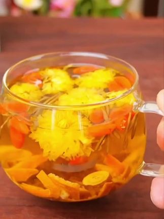 就这么一小包,非常适合屏幕前的你,里面有菊花、枸杞、决明子、金银花、蒲公英等多种食材独立包装,口感清新回甘,好喝又健康,加上一百度的沸水,五分钟就可以饮用。#菊花枸杞决明子茶 #茶生活 #每天一杯#召唤茶友#喜欢就关注我吧