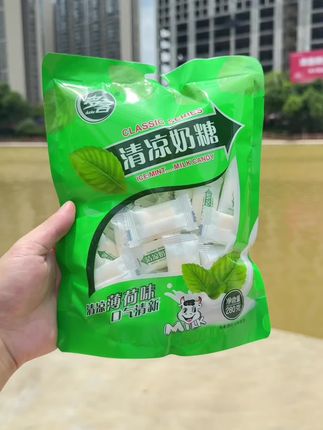 闺蜜超爱吃的薄荷奶糖,清甜细腻,嚼劲十足,越嚼越香#薄荷清凉奶糖 #童年美食 #解馋 #零食推荐 #零食对我下手了