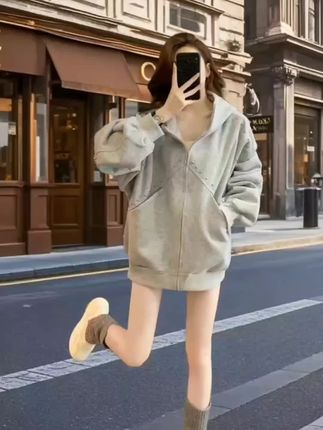 秋冬必备铆钉连帽卫衣外套 #39017937104#精选免烫面料,秋冬穿省心好打理,告别频繁熨烫烦恼。宽松版型包容身形,中长款设计藏肉显比例,长袖适配微凉天气。个性铆钉点缀衣身,打破单调更具时尚感,日常出街、休闲约会都能搭,一件解锁多元穿搭,是秋冬衣橱的百搭利器。