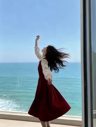 红裙与晨光 #预制国庆出游穿搭 #连衣裙女裙子 #好看的连衣裙 #红色连衣裙 #漂亮连衣裙 沈知意走进早秋的写字楼大堂时,落地窗外的晨光正漫过她的裙角。那抹正红色格外衬肤,假两件设计让衬衫式领口与裙摆自然衔接,领口微敞露出纤细锁骨,温柔中透着利落。 裙身是垂坠感极佳的缎面面料,A字裙摆从腰线处自然散开,既藏住身形线条,又衬得步伐轻盈。腰间同色系腰带轻轻一系,恰好勾勒出柔和曲线,搭配一双裸色细高跟,每一步都带着高级又大方的气质。 前台姑娘忍不住多看两眼,只见她转身按下电梯键时,红裙衣角随动作轻晃,连微凉的早秋风,都染上了几分温柔的暖意。 需要我根据这个故事片段,再延伸一段主角在办公室里的互动情节,让红裙的特质更突出吗?