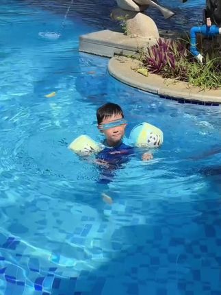 夏天带娃玩水备上这个手臂游泳圈,比那种圆的泳圈好用,而且小小的两片,出门带着很方便#暑假生活#好物推荐🔥