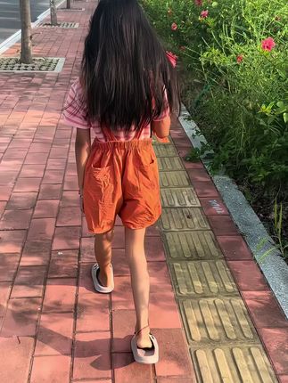 被邻居追着问的女宝穿搭!宝妈们看过来~2025新款儿童背带裤套装绝啦!韩系风满满,条纹短袖俏皮又吸睛,搭配同色系背带短裤,可爱值拉满。夏日里,宝宝穿上它,舒适又洋气,走在街上回头率爆表,轻松变身小网红#儿童穿搭 #夏季时尚 #女宝宝穿搭#韩版童装 #2025新款
