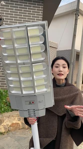 🌾 老家院子亮堂堂,太阳能灯照年味告别昏暗,迎来明光。今年春节,给老家装一盏太阳能路灯,让父母夜里走路更踏实。#老家照明 #新农村路灯#太阳能灯