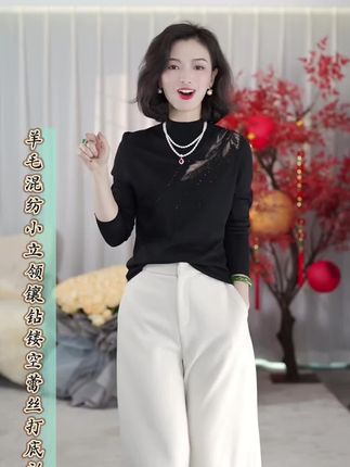 姐妹们,这件蕾丝打底衫真的太美了!它是那种镂空的蕾丝设计,上面还镶着钻,简直美炸了。而且它还是羊毛混纺的面料,穿起来特别舒服,小立领的设计也很显气质,非常适合用来做内搭。#洋气小衫 #谁穿谁好看 #春秋新款 #时尚气质穿搭 #百搭神器