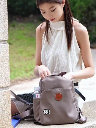 春季出行必备!轻便防水双肩包,放心购,运费险保障退货无 姐妹们!这个季节必备的一款包包来咯~ 运费险活动!拍下就可以放心试穿啦!!#出片穿搭记录国庆高光时刻#晒晒我的秋日穿搭#恶作剧反差感变装挑战#你缺的不是衣服而是穿搭技巧#秋日鞋包氛围感拿捏了