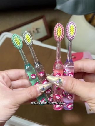 专门为小朋友设计的凸面牙刷,不仅好看还特别好用,草莓小熊手柄小朋友都很喜欢,妈妈们快给孩子也安排上吧!#牙刷#儿童牙刷#凸面牙刷#牙刷多久换一次 #超便宜超划算