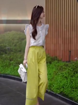 今年流行一整套2025年夏季新款小飞袖上衣高腰显瘦休闲裤两件套装#夏季 #新款 #高腰 #显瘦穿搭 #两件套 @DOU+上热门