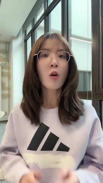 导师希望你会,但没人教的高效科研技能 我发现科研进度快的人都有一个特点:
就是他们的主动性都特别高‼️
1️⃣查不到具体文献
既没有题目,又没有DOI号的文献,直接用谷歌学术镜像网站(直接BD就能找到)检索。一键追踪文献,检索文献非常精准。
2️⃣快速检索筛选文献
浏览器插件用起来,我常用的有easyscholar 医学文献王 sangerbox等,可以直观了解文献的期刊分区、影响因子、收录情况等,帮你快速过滤掉水刊
3️⃣文献阅读效率低
用MedPaper的AI辅读和AI翻译,无论是泛读还是精读文献都很实用。一键总结全文关键信息,核心数据图表呈现,更好地理解文章主要内容和创新点。不懂的地方直接问问AI,文段、图表等都能解读,方便实用!
#研究生 #科研 #论文 #文献检索 #文献阅读