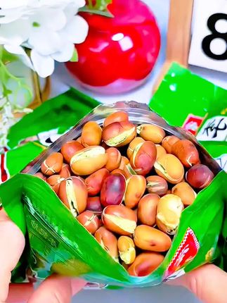 绿心蚕豆,翠芯诱人,粉糯清甜,豆香浓郁,营养饱满,煎炒炖煮皆宜,一口尝鲜本真味。