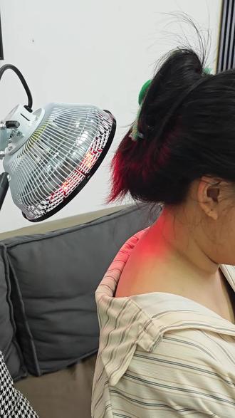 在家里也能自己做理疗,非常方便~#居家理疗 #红外理疗仪烤灯