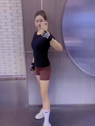 羡慕过很多人 但更爱普普通通的自己#健身女孩穿搭 #健身房日常 #姐妹拍照姿势