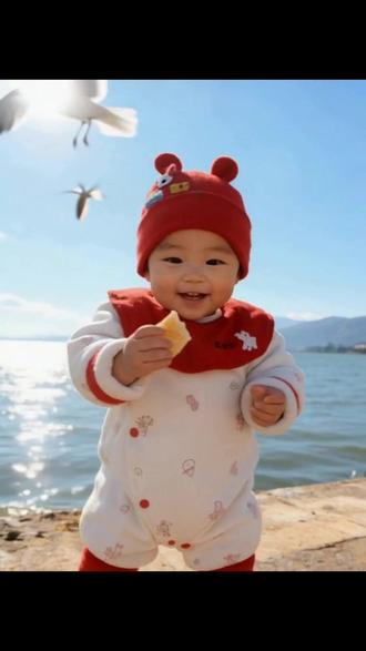 阳光正好,微风和畅,一起喂海鸥吧
#可爱宝贝日常 #人类幼崽到底多可爱