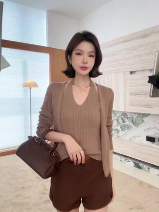 假两件吊带式法式针织小开衫女显瘦上衣 #显瘦上衣 #针织小开衫 #假两件吊带式 #甜辣妹 #早秋款