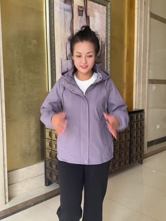 一件好衣,藏着她不曾说出口的自信。#新款外套 #时尚妈妈精选 #外套穿搭 #中老年穿搭 #中年妈妈穿搭