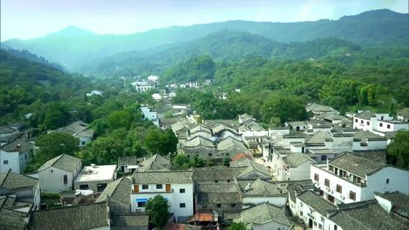 宣笔因产于古代的宣州(今安徽宣城)而得名,迄今已有 2200多年 的历史 。宣笔曾是唐宋时期的“天下第一笔”,宣笔作为中国文房四宝之一,在中国书法和文化史上占据着重要地位。宣笔一向以选料严格、精工细作著称。一支上品的宣笔,选毫尤为精严,制作程序也十分繁杂,非一人一手或 一朝一夕可就。从选毫到成笔,须经过水盆、装套、修笔,检验、装球等五个车间十几道工序。还要修整二次,并用放大镜检查,足见宣笔制作之精湛和做笔工艺人之辛苦。
#我为家乡代言 #中国文房四宝之乡 #宣笔
@看安徽 @宣笔佘征军 #宣笔