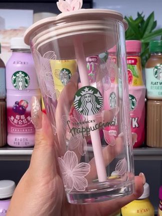 爱喝咖啡又怕苦的姐妹们,赶紧去冲这个星巴克的生咖,关键现在还送这个超好看的樱花杯!它是低糖真实果汁混合进口咖啡豆萃取,真实果汁的酸甜加上咖啡的醇香,真的太绝了!#夏日必备 #夏日特饮 #我超好喝 #强烈推荐 #星巴克新品