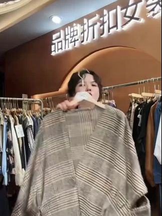 #上热门话题🔥🔥🔥🔥 #时尚呢料冬季女士披肩百搭呢子外套宽松毛呢春秋长款韩版秋冬加厚#时尚穿搭#显瘦穿搭#好物推荐🔥 #物美价廉 @DOU+小助手