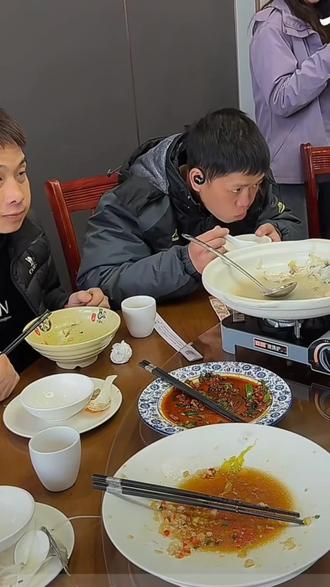 七星山荒野求生干饭大赛苗王荣获冠军#张家界七星山骆驼杯#荒野求生