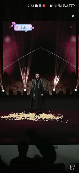 《贵人》姐妹们你们能绷得吗?我是绷不住😭,感谢猫七七阿姨对图图的大力支持@王图图🌟 27.28中午11点涅槃重生 #快来围观#重生之夜#活动现场#演唱会 #演出表演