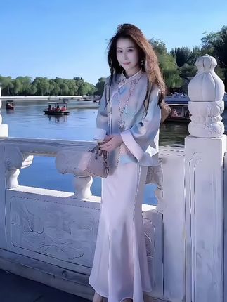 早秋清冷贵气感穿搭巨好看新中式国风醋酸缎面提花旗袍连衣裙套装 #秋季不露腿穿搭 #轻松解锁秋季穿搭 #被秋日氛围感穿搭拿捏了 #早秋高智感职场穿搭#显瘦穿搭有多好看 @上热门🔥🔥🔥 @DOU+小助手 @巨量算数 @DOU+上热门