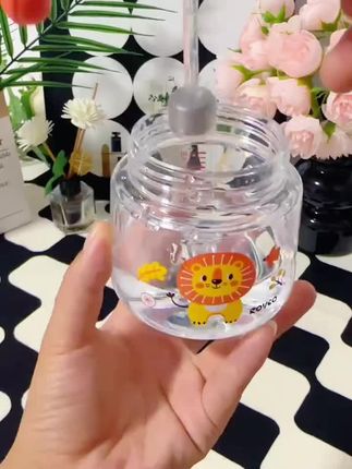 真的很好用谁懂啊,之前我是在网上随意买的鸭嘴配件搭着贝亲奶瓶用,但那个鸭嘴很不好吸水,水半天吸不上来,宝宝每次喝几乎都被呛!用了几次后就变得不爱喝水了 换了日康之后宝宝轻松喝水且不容易被呛,我家宝一口气能喝好多,而且它的瓶身自重很轻,宝宝拿着不会累。用了这款鸭嘴杯后才知道让宝宝爱上喝水就是这么简单#好物推荐🔥 #宝宝好物推荐 #宝妈分享 #日康学饮杯 #母婴好物