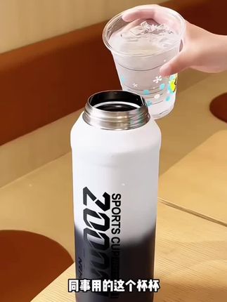 为什么大夏天还在用保温杯?因为它又保温又保冷啊!夏天妥妥的冰霸杯,2000ml大容量装满冰块🧊,一整天喝上冰饮,真是快乐一夏!#水杯 #冰霸杯 #保冷杯 #夏日必备 #户外水杯