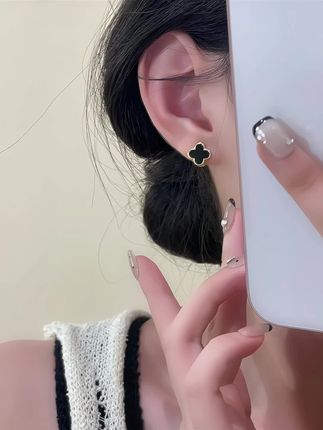夏天就戴这款#四叶草耳扣 修饰脸型又显白#美出新高度 #戴出了高级感 #耳扣耳环 #耳扣分享