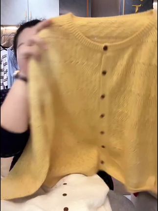 针织衫#显瘦穿搭 #洋气减龄 #谁穿谁好看 #时尚穿搭 #百搭上衣