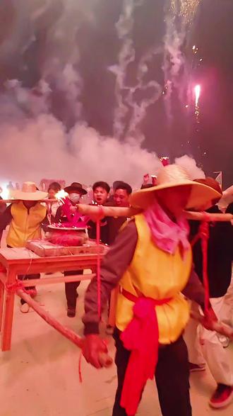 #茂名年例习俗 ,粤西过年例大家的激情澎湃,热闹非凡足足的年味#茂名莲头年例 #家乡习俗 #人山人海太热闹了 #民族特色民族文化 头。