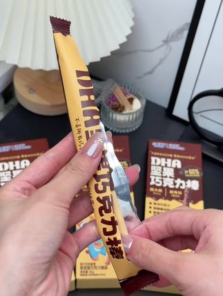 足足17cm的坚果巧克力棒,一口下去太满足了!关键配料干净给孩子吃放心!#儿童零食