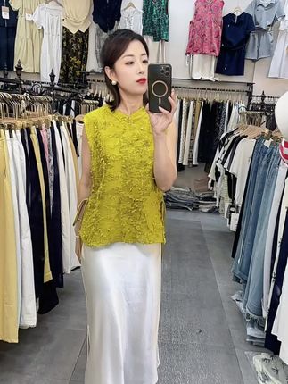 “什么都可以不好,心情不能不好,生活嘛,笑一笑就好了,永远乐观自信,永远积极向上,享受当下,才是最好的活法”#新中式穿搭#美不美你说了算