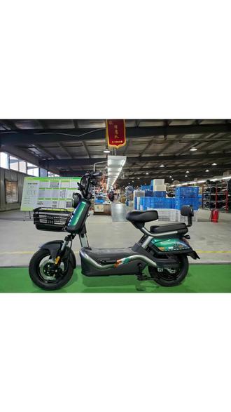 #赛鸽电动车赛威超冠版 配置卖点介绍
轮径:14寸
大灯:新型带日行灯透镜高亮大灯;
电机类型:14寸800W新式黑金高效电机;
额定功率:800W
控制器:12管30A限流正弦波集成模块控制器;
仪表:数码仪表,速度、里程、P档、READY、电量、大灯指示、转向指示、故障代码、等十余项智能数码系统
转向灯:前后广角270度视角转向灯;
尾灯:时尚尾灯+刹车灯行车更安全
电池规格:可配60/20铅酸72/20铅酸电池;
防盗方式:智能中控设备+双遥控手柄
○蓝牙绑定 ○配件商城
○无感解锁 ○距离调节
○一键启动 ○OTA升级
○防盗设置 ○消息提醒
○骑行记录 ○问题反馈
○地图导航 ○音量调节
○故障检测 ○防盗灵敏度调节
○车辆分享 ○电池信息
○四种解锁五种上锁模式 ○车辆状态
中曲链结构:30min的脚踏骑行能力>5km
前叉:加粗舒适液压前叉;
后减震:加长舒适后减震;
驻停方式:侧支撑
制动系统:前180盘双泵碟刹,后110鼓刹
轮胎规格:3.00-10正新轮胎;
折叠搁脚:折叠搁脚
加粗加大车筐
2.智能键AUTO:①、P档功能:8秒内连续点两下AUTO键解除P档,进入正常骑行状态;②.修复功能:长按AUTO键对应不同类型的状况,并可有针对性地进行修复,以使车辆可继续行驶;③、巡航功能:骑行过程中按一次AUTO键进入巡航状态,释放转把骑行过程的握控疲劳感、提升骑行舒适感
3C铭牌、3C反射器、3C大灯和3C后尾灯、中曲链结构各项指标完全符合新国标3C标准
3C标配:江禾充电器+星恒48/24锂电电池
仪表、控制器双电压选择:转换线插上为48V72V;断开为60V
选配件
超冠专用电池
超冠专用快充充电器
#赛鸽中国十大品牌