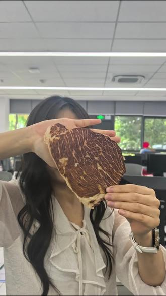 比脸还大的牛排脆 你见过吗 #味蕾实验 #辣魔爽 #零食种草 #追觅 #俞浩