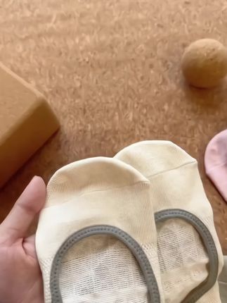 #瑜伽袜 瑜伽袜能防滑,避免练习时滑倒受伤;增加脚与垫面摩擦力,辅助稳定体式;还能保暖,适合空调房或秋冬练习,保护脚部。#瑜伽 #锻炼 #运动 #健身好物 @抖音热点 @抖音 @抖音小助手