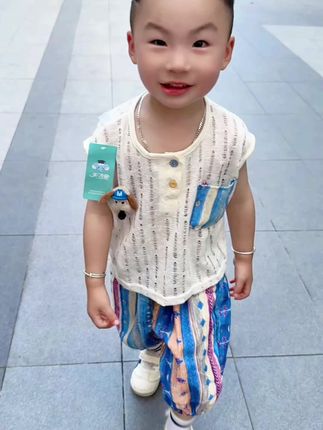 夏日炎炎,给娃的清凉装备已就位~ 这款无袖背心套装,男女宝都能穿,韩系简约范儿自带洋气感。 面料自带凉感,透气不闷汗,跑跑跳跳也清清爽爽。 简单设计却藏着小心机,随便一套就是街上最靓的崽,日常出街、居家玩耍都合适~ 夏天就该让娃轻装上阵,舒服又时髦才是王道呀!#ིྀ我ིྀ的ིྀ小ིྀ萌ིྀ娃ིྀ #男童穿搭