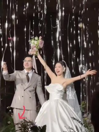 结婚怎么能少了这个流星雨礼花筒呢!这种#银丝带礼花 也太出片了吧……#婚礼 #礼花筒仪式感 #婚礼现场 #见证爱情最美的样子