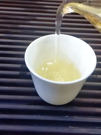 木桶礼盒装铁观音 这个网上销量很好的铁观音茶叶礼盒千万别错过了!它是来自安溪的铁观音,经过传统的工艺制作而成,打开包装就能闻到一股淡淡的兰花香味,泡出来的茶汤清澈透亮,香气扑鼻,喝起来口感醇厚,回味无穷。不管是自己喝还是用来招待客人,都是非常不错的选择哦!#上热搜 #今天你喝茶了吗 #抖音推广 #茶香四溢