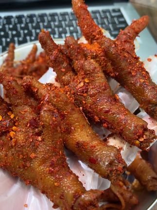 这么好吃的鸡爪怎么没人推啊?最近宵夜的快乐都被他承包了,就是这个佤味鸡爪,用的是一整个大鸡爪,它是用秘制的配方搭配特色辣椒粉,先卤后腌制特别入味,个头又大又饱满,吃起来非常有嚼劲,越吃越香,巨辣巨过瘾#佤味鸡爪 #鸡爪 #麻辣鸡爪 #好吃到停不下来 #强烈推荐
