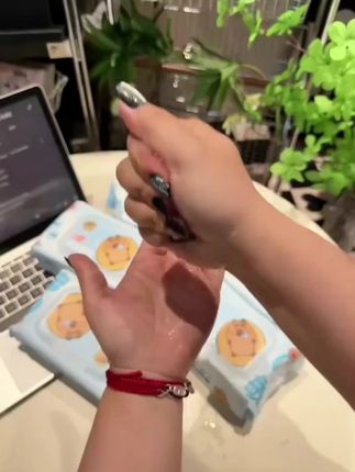 姐妹们,快来薅清风纯水湿巾的大羊毛!每包60抽!纸张加大加厚,纯水0敏配方,全家都能放心用!#湿巾 #清风 #湿巾推荐 #超便宜超划算