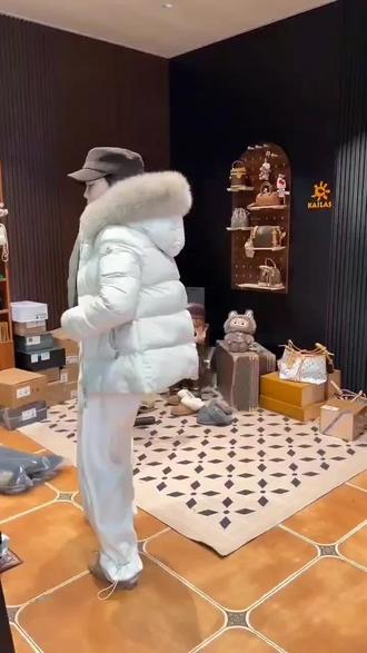 街头美女最喜欢的一款羽绒服,今年的爆款,蒙家的羽绒服#蒙家羽绒服#辣妹穿搭大赏#高品质羽绒服#小个子穿搭