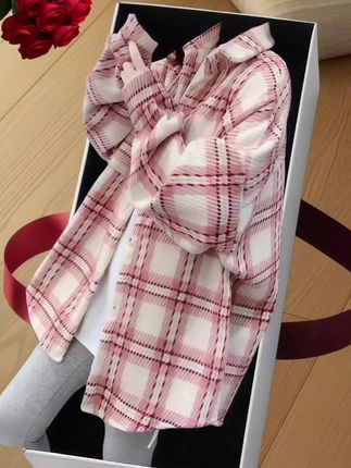 秋冬氛围感就靠这件格子衬衫拉满!加厚磨毛面料裹着身,软乎乎又暖融融,像把小暖阳穿在身上。复古格纹自带慵懒腔调,搭卫衣、配半裙都好看,宽松剪裁悄悄藏起小赘肉,通勤、约会、逛市集穿都显自在。#格子控 #外套穿搭 #洋气减龄 #高级感穿搭 #大码女装