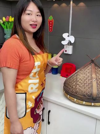 只要家里有插座的,你就把这个#小风扇 往上一插,风力大还能随意调节角度,夏天厨房卫生间都可以安一个#小电风扇
