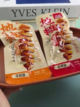 追剧必须零食,烤面筋!没想到烧烤摊的烤面筋也能做成零食,干净好吃,每片面筋上都裹满了料,一口一个根本停不下来!