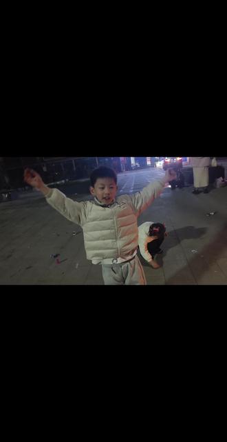 烟花是8点02分点的。警察叔叔是8点20来的#陪你长大陪你看世界 #生活与我 #我的阳光男孩一转眼就长大了