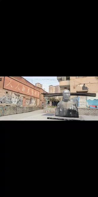 西安半坡国际艺术区是集艺术、创意与休闲于一体的空间。园区以“人人都是艺术家”为理念,鼓励大众亲近艺术。走进艺术区,目光掠过街头斑斓涂的鸦墙,区内有报废的0708火车放置于水上,厂房里还灰报废的吉普车、飞机、织布机等,工业遗迹的年代感与艺术创意碰撞出独特的韵味。艺木区内隐藏着许多创意十足的店铺和手工艺品市集,售卖着设计师们的原创作品、复古物件、手工艺品等,游客在这里可以淘到独一无二的纪念品。
在半坡艺术区逛累了画廊和市集,可以到早期开设的核桃餐厅品一品,餐厅内的印第安摩托车尽显复古魅力,搭配脆皮鸡、黑松露豆腐等佳肴,味蕾与视觉共舞;最惬意的莫过于躲进新开设的湘域迎君。这座藏在艺术区一隅湖湘小院,以竹木流水隔绝了市井喧嚣,二十余间雅室隐于绿植间,私密性十足。让艺术的浪漫与湘湖烟火气在此刻交融,成了半日闲游里最难忘的滋味……