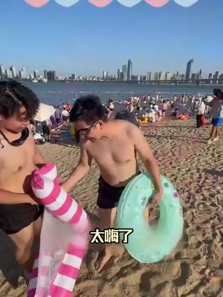 我之前真是糊涂啊,没有早点买这玩意儿,谁知道这么好玩啊!谁知道我家娃这么喜欢啊!#夏天该有的样子 #水上充气浮床